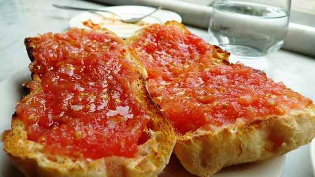 El peligro desconocido de la tostada de pan con tomate del desayuno: por qué deberías sustituirla