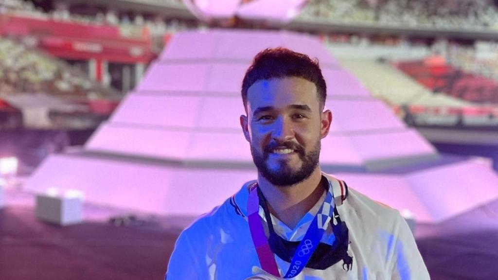 Eddy Álvarez con su medalla de plata en los Juegos Olímpicos de Tokio 2020