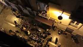 Vídeo de un grupo de personas haciendo ruido de madrugada en el Centro Histórico de Málaga.