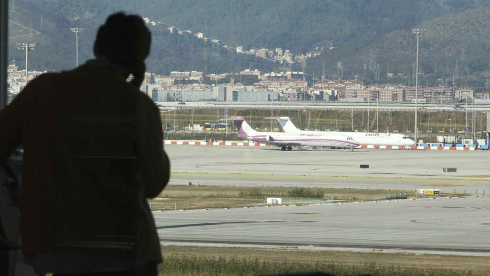Un pasajero en la Terminal 1 del Aeropuerto de El Prat en Barcelona.