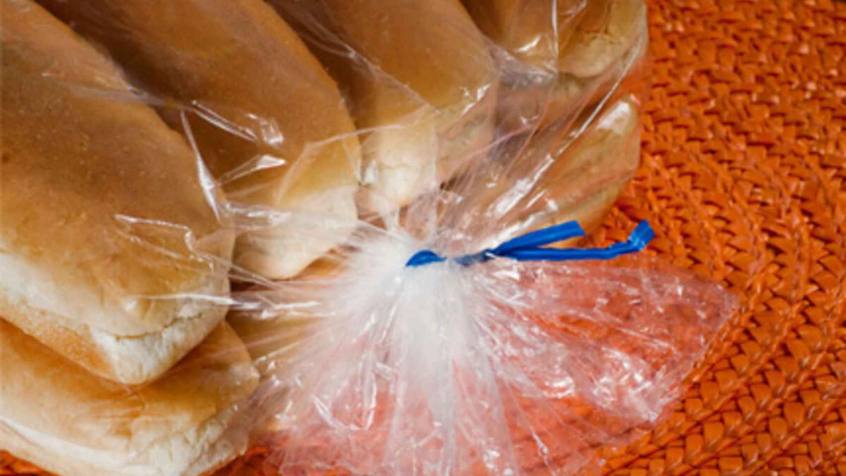 Esto es lo que esconde el pan que se vende con un cierre de plástico azul
