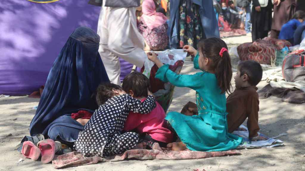 Un grupo de niños juegan en un campamento de refugiados.