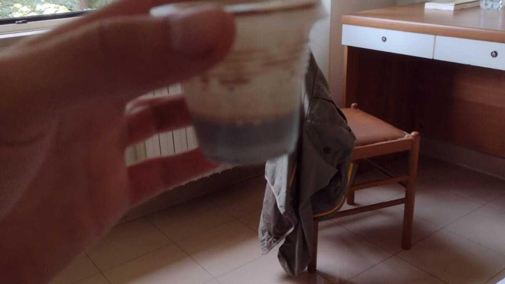 Fernando, tomándose un café en la habitación.