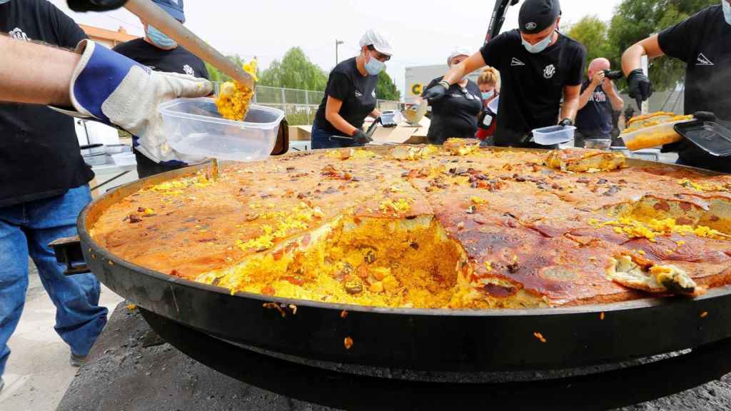 90 kilos de arroz y 85 docenas de huevos: Elche cocina el arroz con costra más grande del mundo.