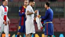 Mauro Icardi y Leo Messi, intercambiando sus camisetas