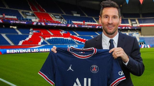 Leo Messi posa con la camiseta del PSG