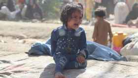 Una niña llora en un campamento para personas desplazadas en Afganistán.