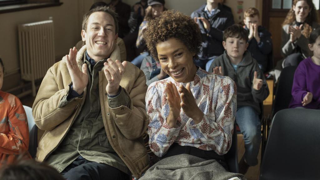 Tobias Menzies y Minnie Driver en 'Modern Love'.