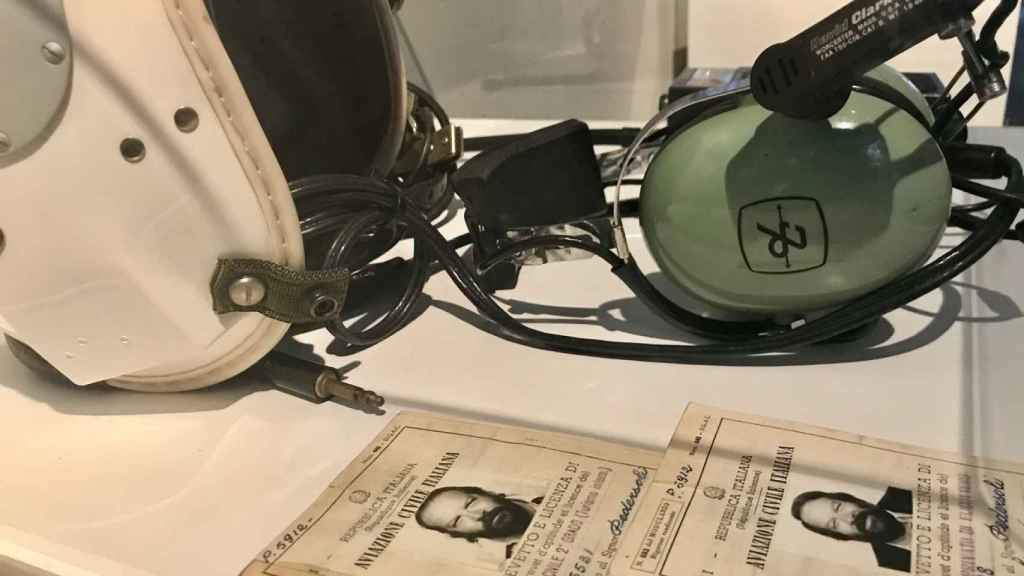 An object that can see the face of Bud Spencer's aviation pilot.