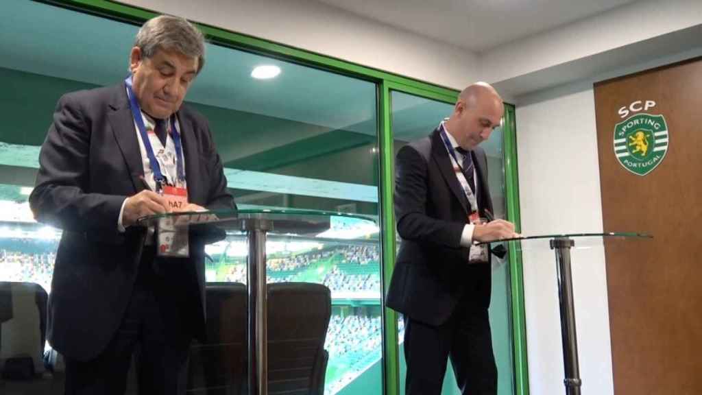 Fernando Gomes, presidente de la Federación de Fútbol de Portugal, y Luis Rubiales, de la Real Federación Española de Fútbol, en la firma de la candidatura conjunta para el Mundial 2030