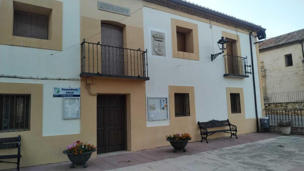 Fachada del Ayuntamiento de Bujalaro en el que se puede observar el cartel del consultorio local.