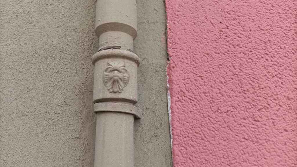 Un rostro dibujado en una tubería situada en la avenida de Xixona, Alicante.