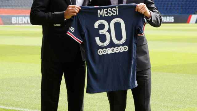 Nasser Al-Khelaifi y Leo Messi con la camiseta del PSG con el '30'