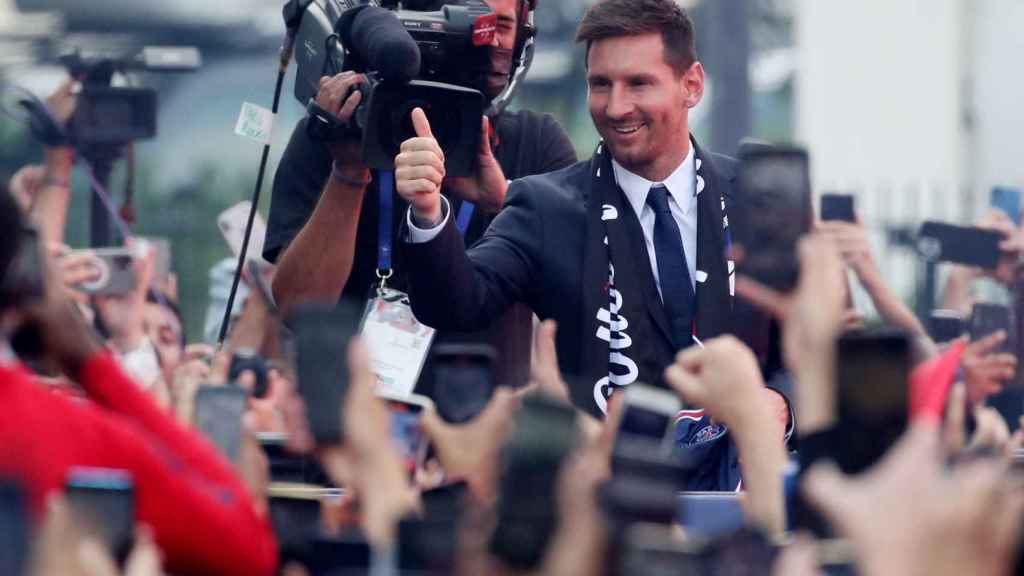 Leo Messi saludando a los fans del PSG