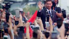 Messi, aclamado por los aficionados del PSG a su llegada a París