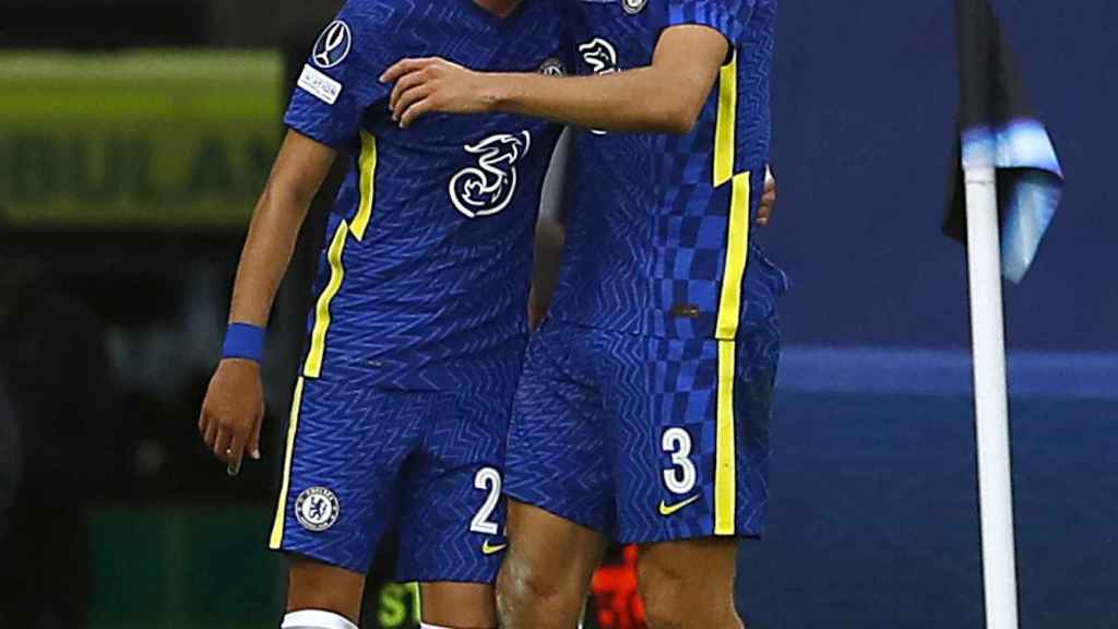 Marcos Alonso felicita a Ziyech por su gol en la final de la Supercopa de Europa 2021