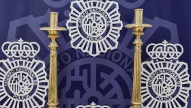Dos candelabros robados en la iglesia del Carmen de Málaga y recuperados por la Policía Nacional