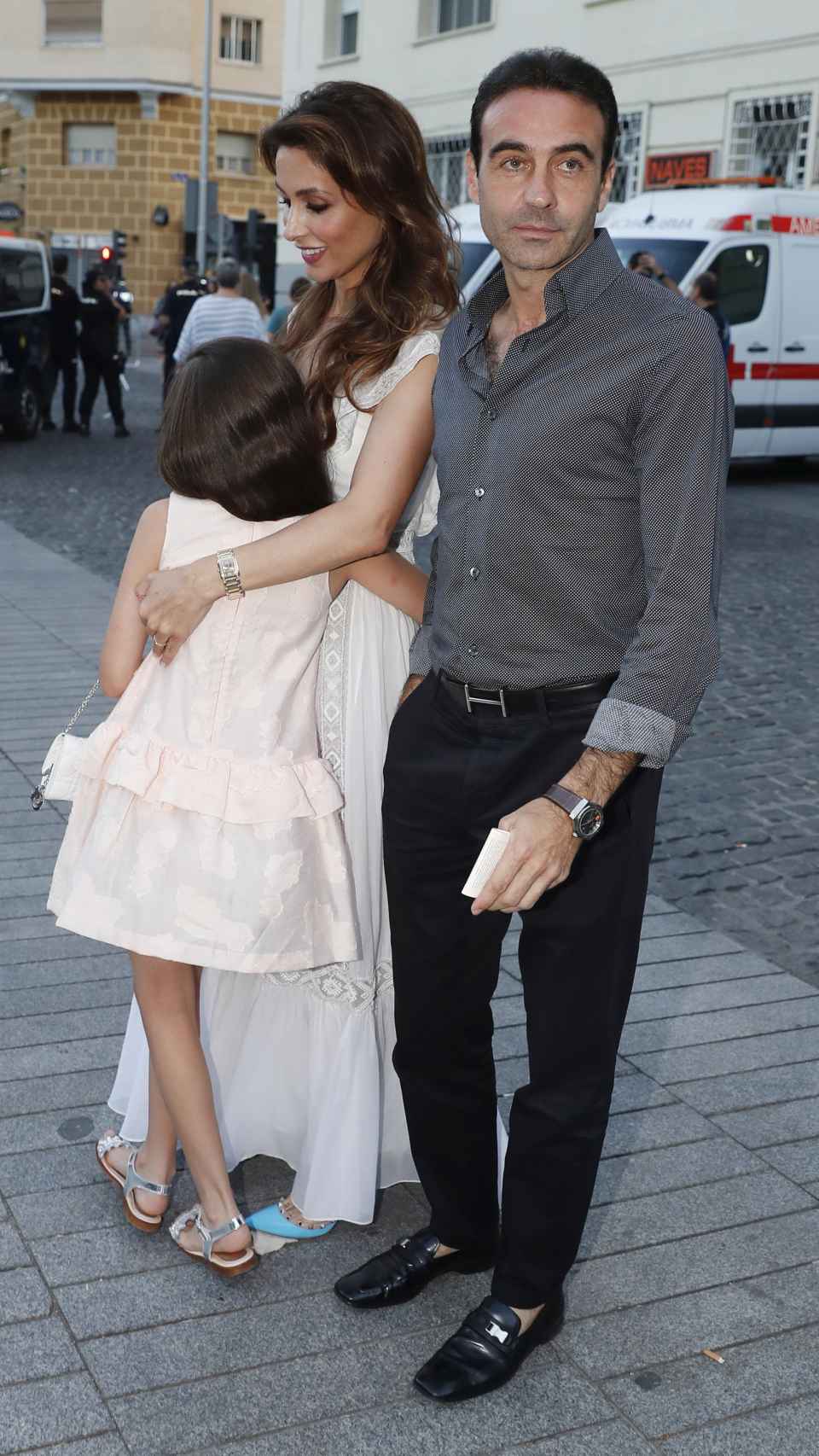 Paloma Cuevas y Enrique Ponce en imagen junto a una de sus dos hijas.