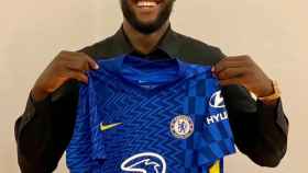 Romelu Lukaku, posando con la camiseta del Chelsea tras su fichaje