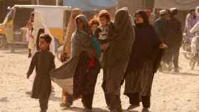 Afganos bloqueados en la frontera con Pakistán esperan su reapertura después de que fuera cerrada por los talibanes.