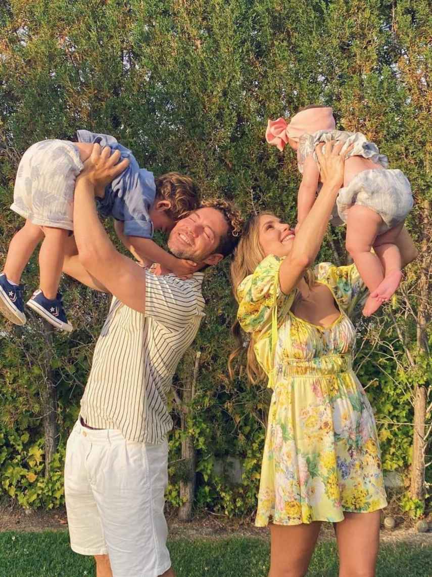 David Bisbal y Rosanna Zanetti junto a sus hijos pequeños.