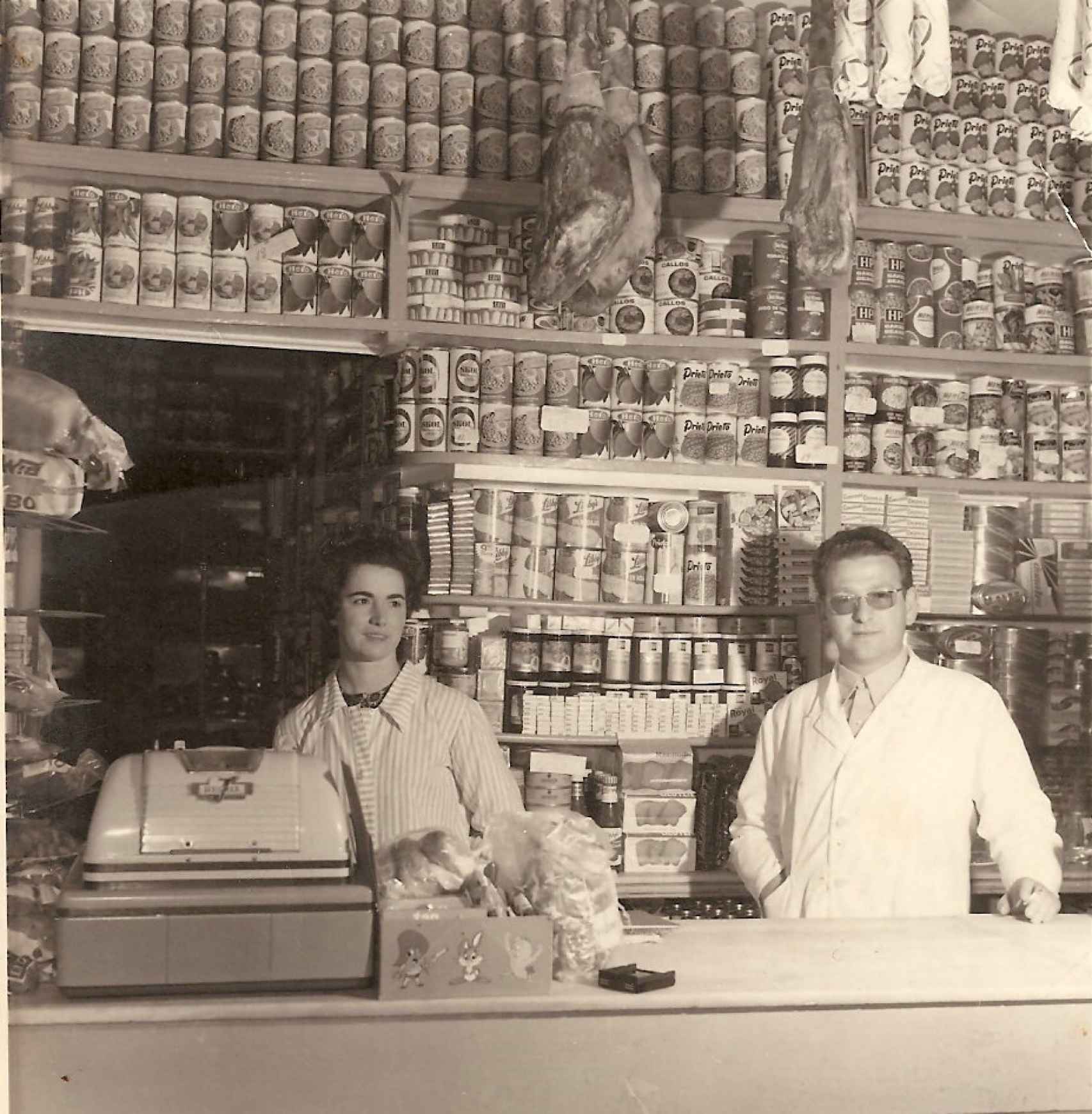 Zoilo Montero y Mari Carmen Rodríguez en el interior de la tienda de ultramarinos.