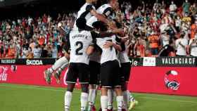 Los jugadores del Valencia celebrando un gol en Mestalla