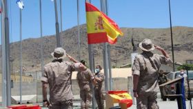 La misión española, arriando la bandera nacional en Kabul, el pasado mes de mayo.