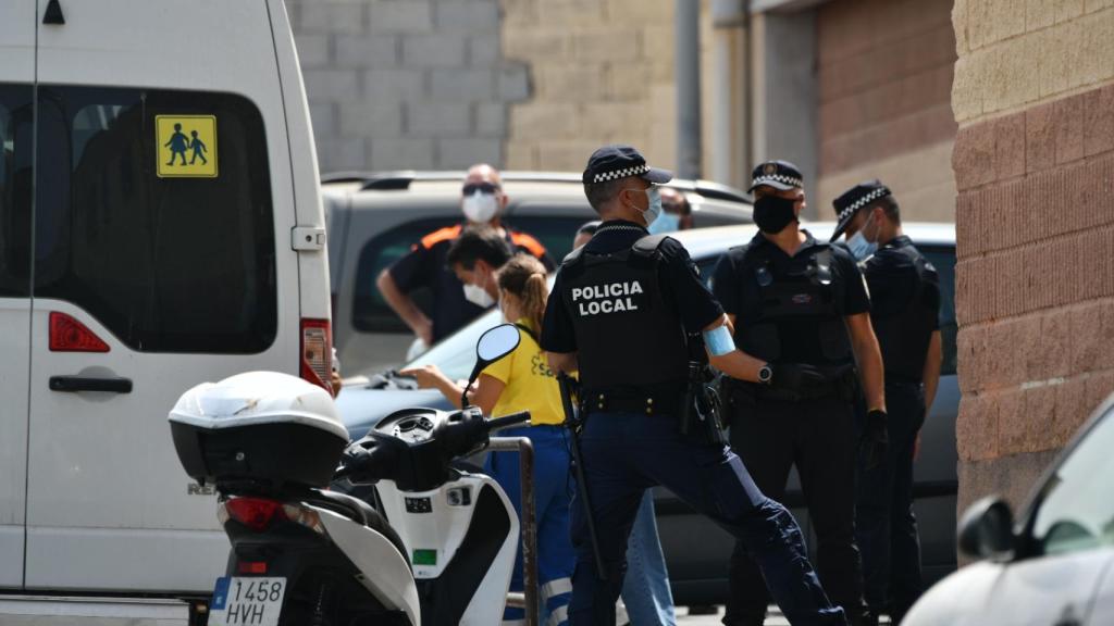 Un grupo de policías frente a las puertas del Polideportivo Santa Amelia donde se alojan los menores.