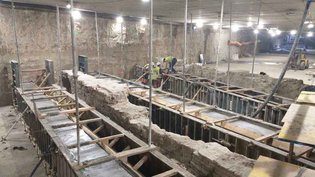 Trabajos de protección de los dos trozos de muralla nazarí encontradas en la Avenida de Andalucía.
