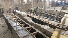 Trabajos de protección de los dos trozos de muralla nazarí encontradas en la Avenida de Andalucía.