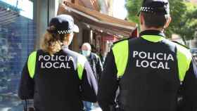 Dos agentes de la Policía Local de Málaga.