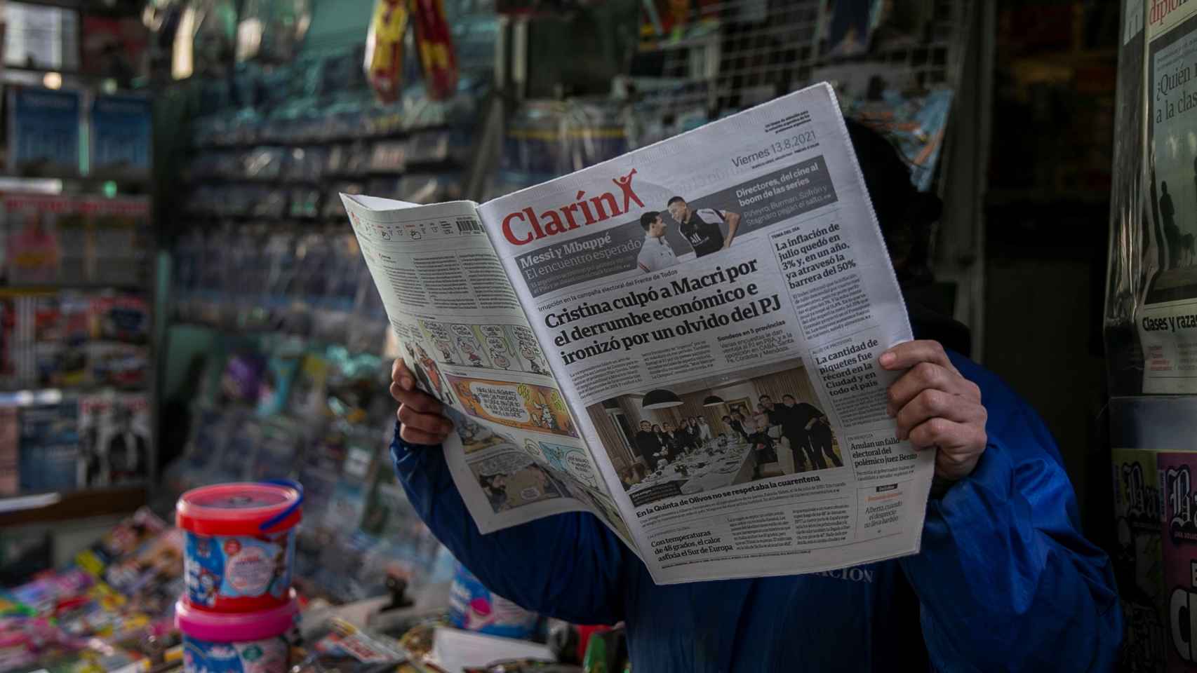 Portadas de los periódico Clarín y La Nación en un puesto de venta del centro de la capital.