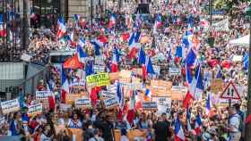 Miles de antivacunas vuelven a tomar las calles de Francia por quinto fin de semana consecutivo
