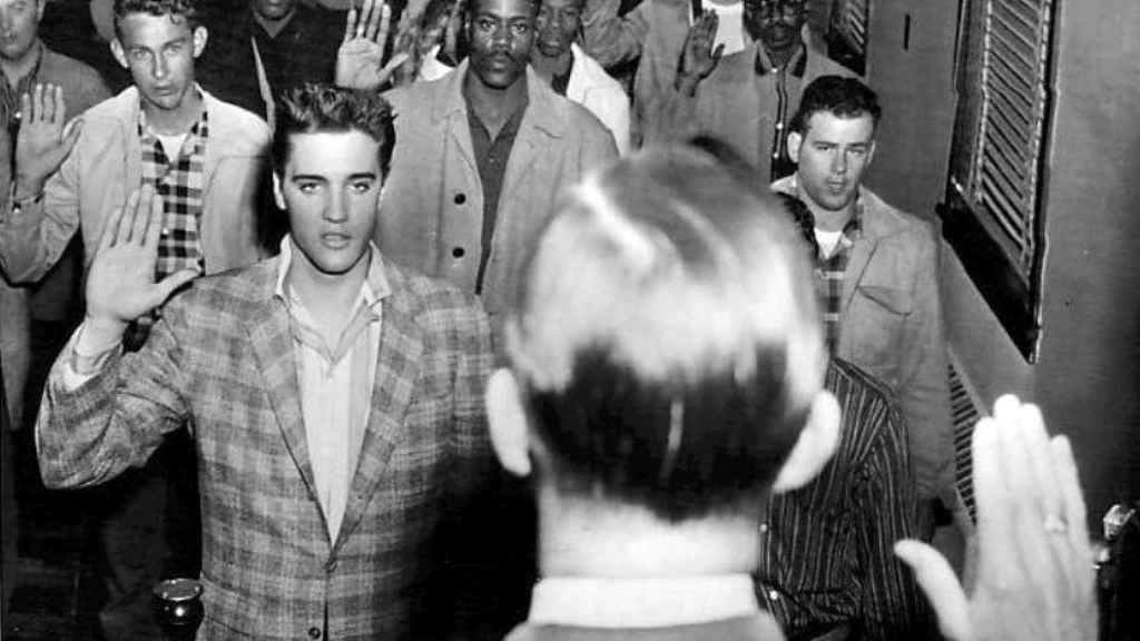 Elvis jurando lealtad como soldado en 1958.