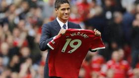 Varane posa con la camiseta del Manchester United en Old Trafford