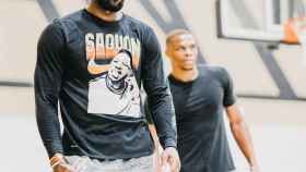 LeBron James y Westbrook en un entrenamiento