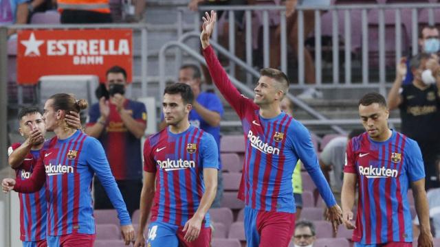 Piqué y los jugadores del Barça celebran su gol a la Real Sociedad