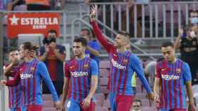 Piqué y los jugadores del Barça celebran su gol a la Real Sociedad