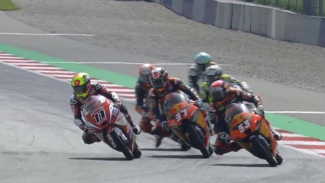 Sergio García Dols en cabeza de la carrera de Moto3 en Austria