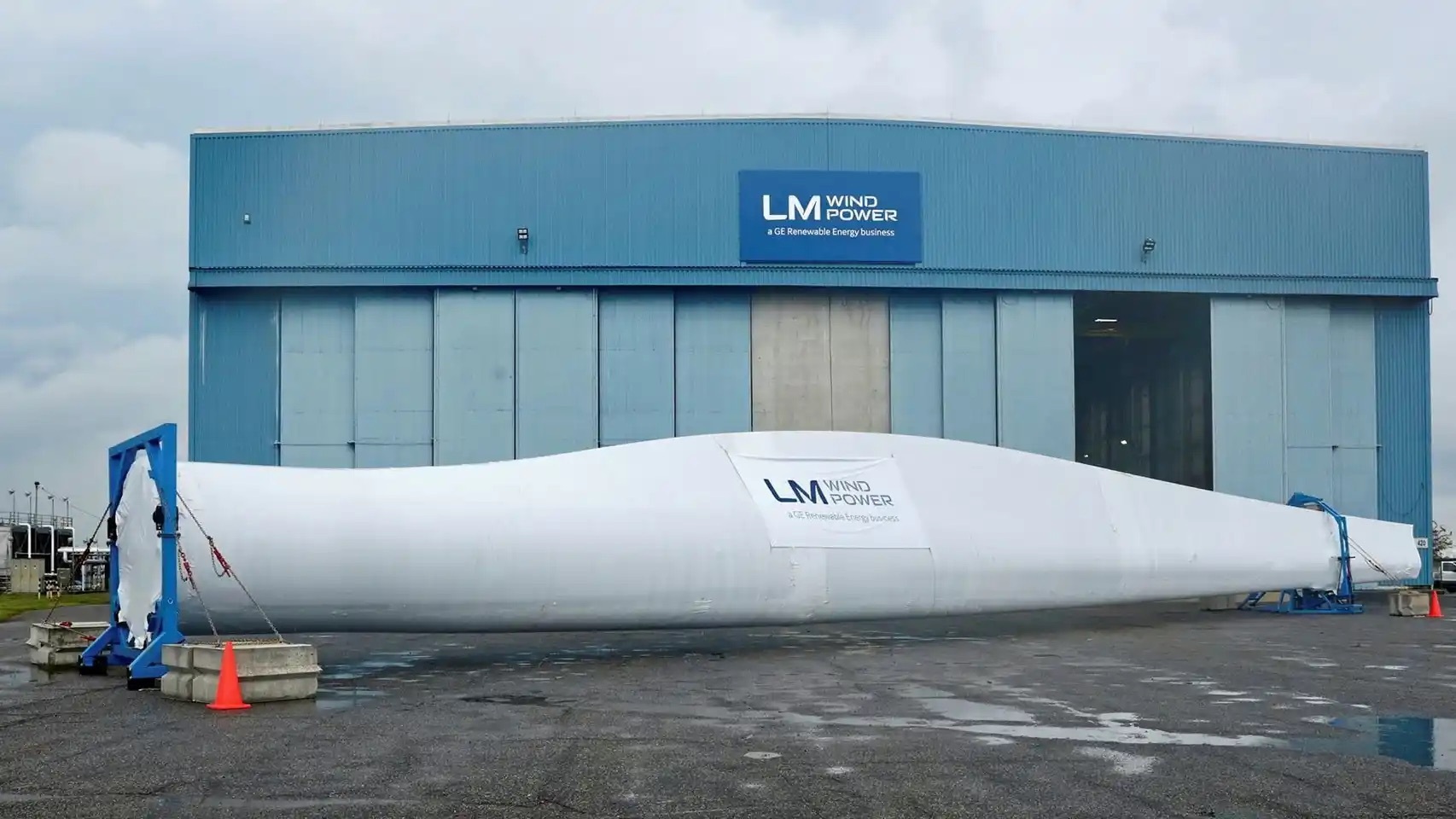 La fábrica eólica de LM Wind (GE) en León se salva: reduce los despidos y asegura su futuro