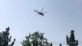 Un helicóptero militar sobrevolando Kabul.
