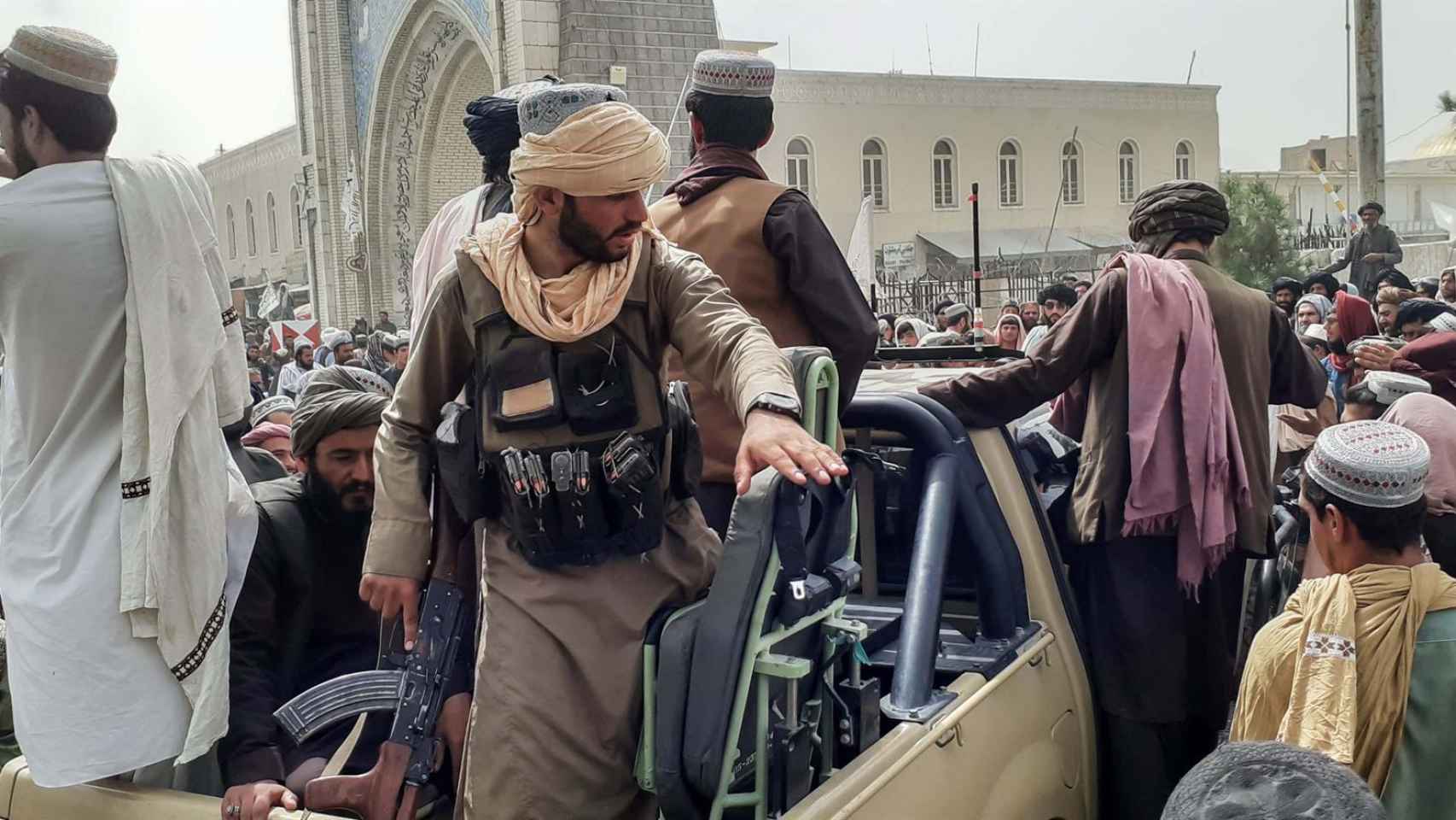 Patrulla talibán en Kandahar, Afganistán.