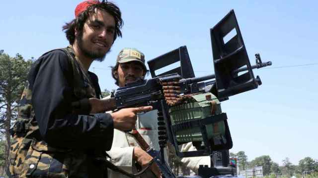 Dos muyahidines talibanes en las horas previas al cerco de Kabul.