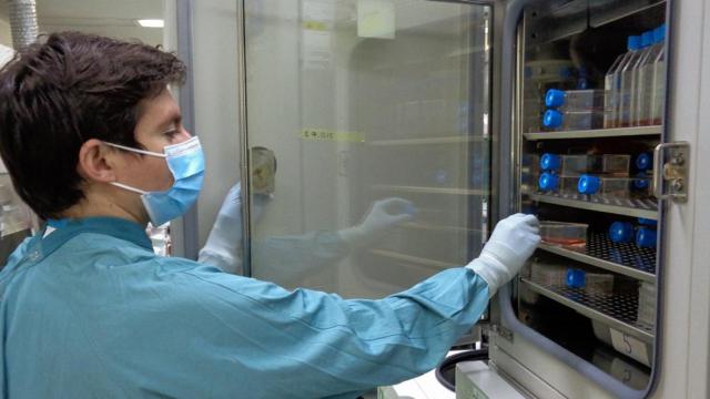 Un investigador en un laboratorio.