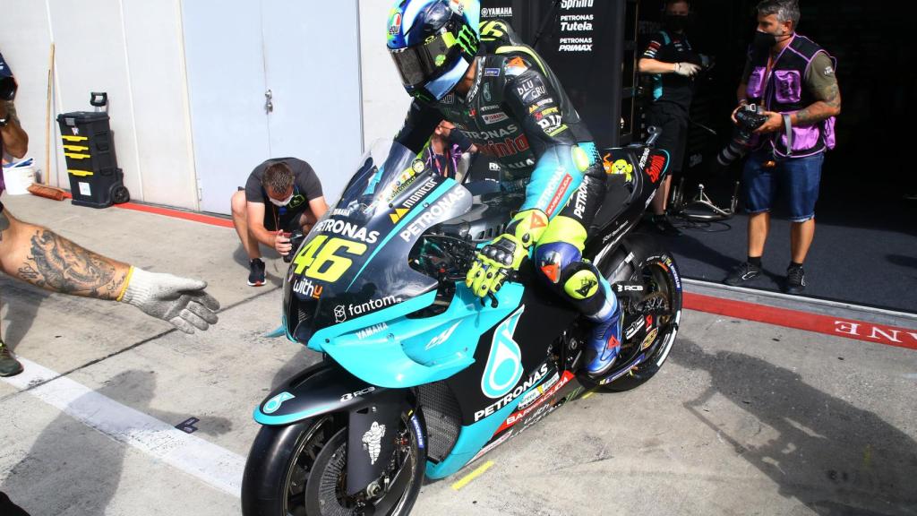Valentino Rossi saliendo del box de Petronas