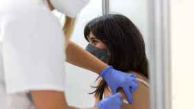 Una mujer recibe una vacuna contra la covid-19 en Mallorca.