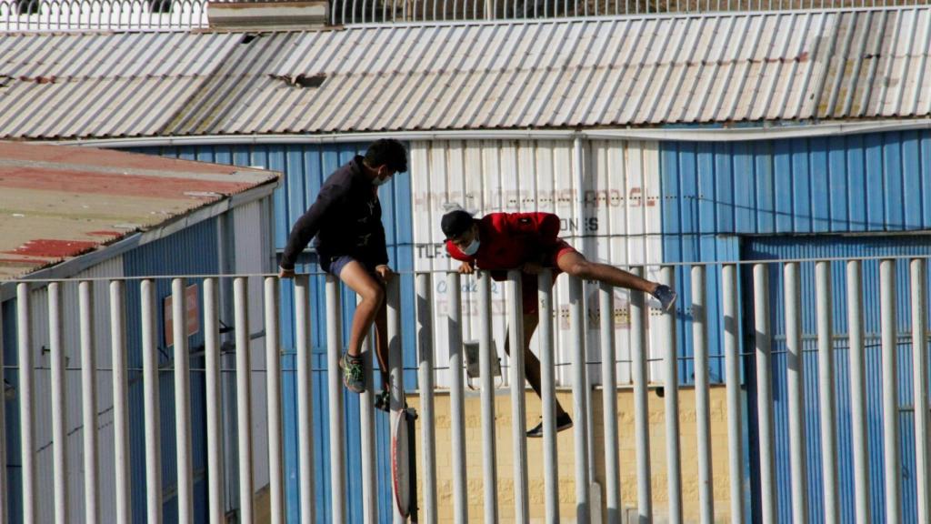 Un grupo de menores se fugan de las naves del Tarajal para evitar ser devueltos a Marruecos.
