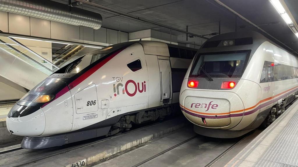 Un tren de Ouigo junto a otro de Renfe.