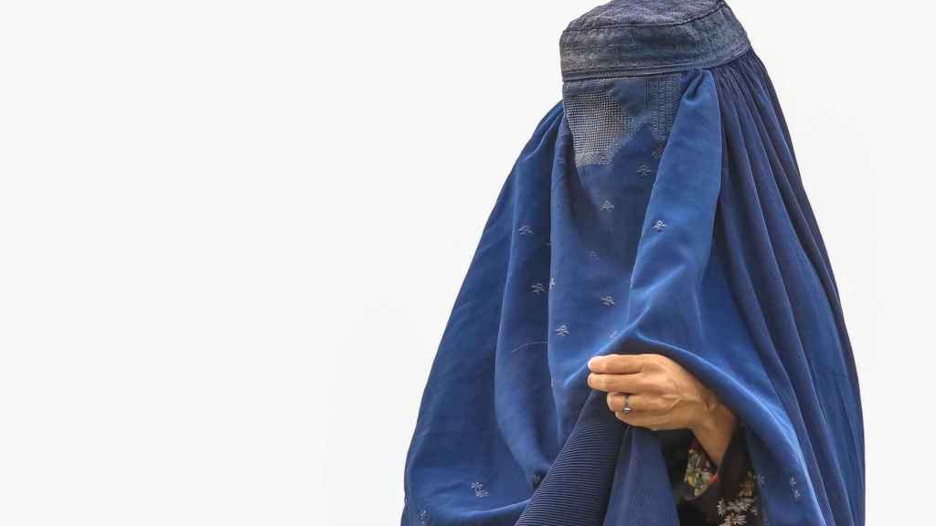 Una mujer con burka en un campo de refugiados en Kabul.